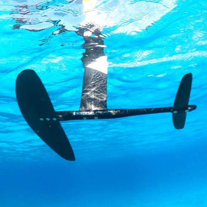 Hydrofoil unter Wasser, blaues Wasser und schwarze Flügel, ideal für Wassersport und Foilboarding.