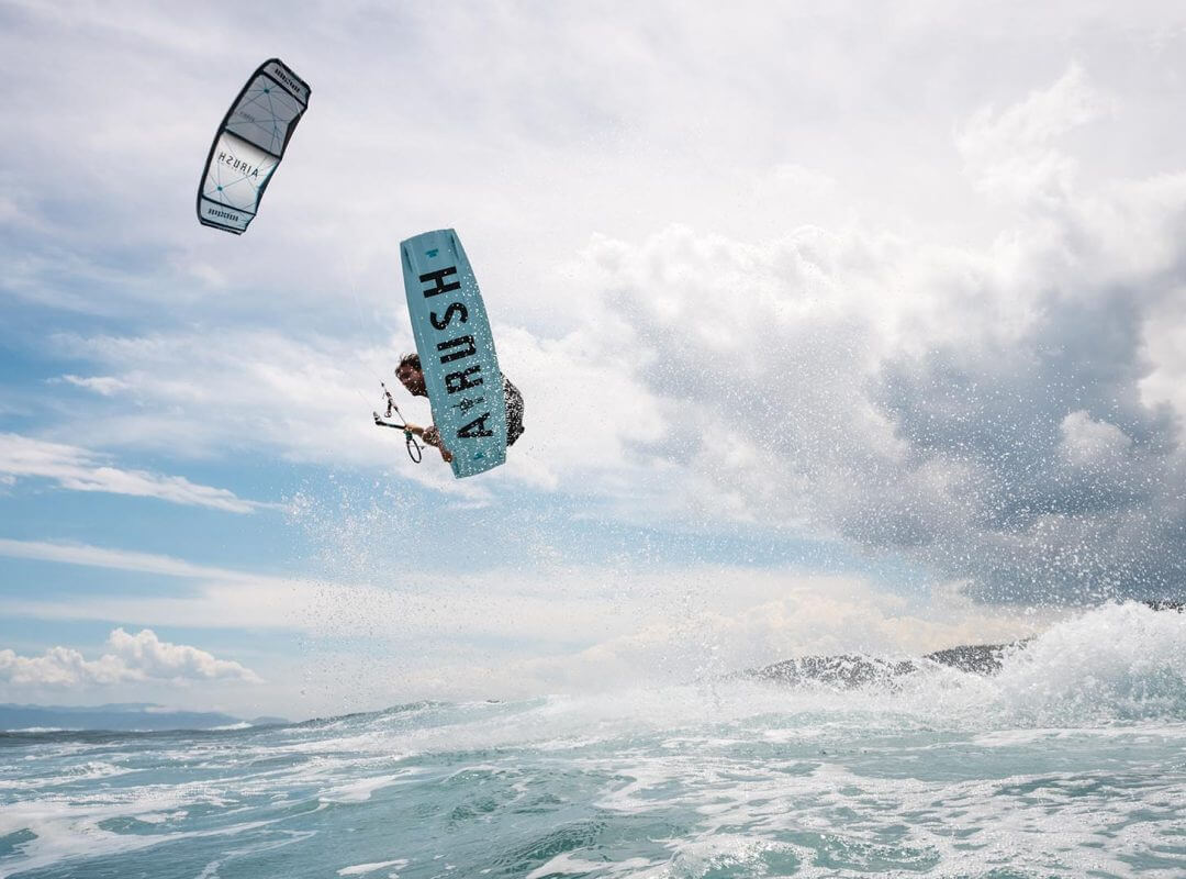 Airush AR24 Livewire Team V8 Board, Handle and Fins Only – Twintip Kiteboard