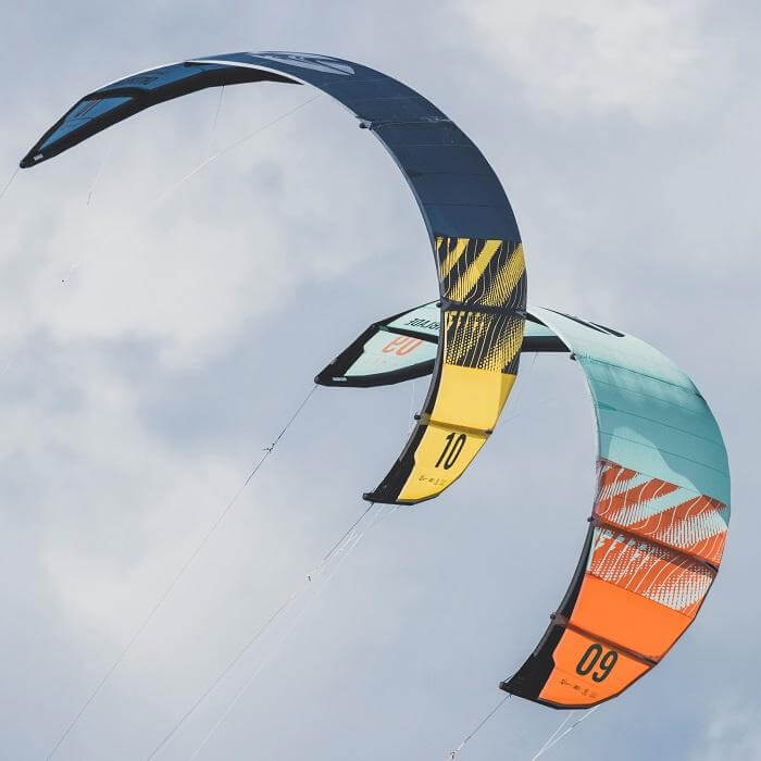 Zwei bunte Kites in der Luft, ideal für Kitesurfen im Online Surfshop.