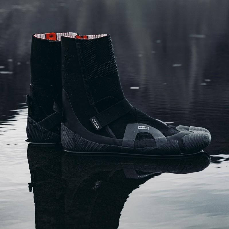 Schwimmschuhe aus schwarzem Material mit rutschfester Sohle, ideal für Wassersportaktivitäten.