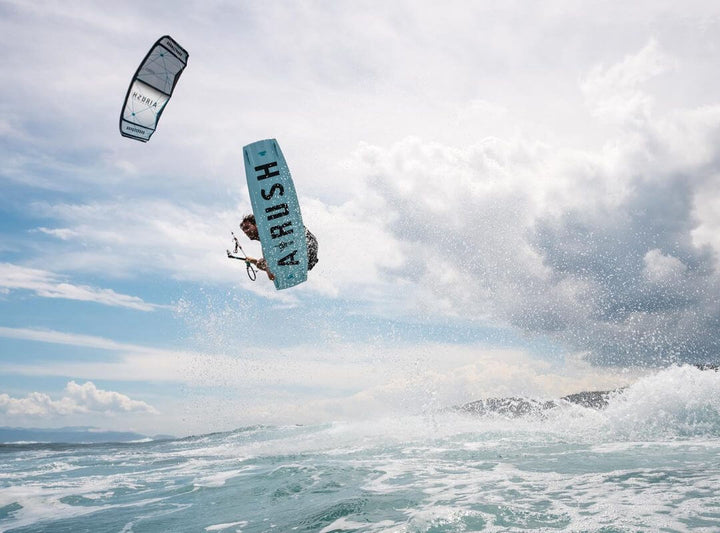 Airush AR24 Livewire Team V8 Board, Handle and Fins Only – Twintip Kiteboard