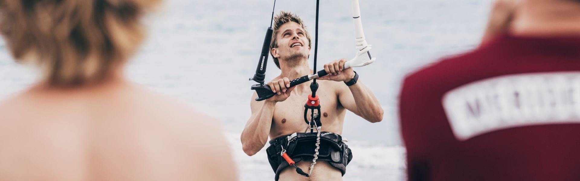 Kitesurfer bei perfektem Wetter am Strand, bereit für aufregende Wassersport-Abenteuer in einem Online Surfshop.