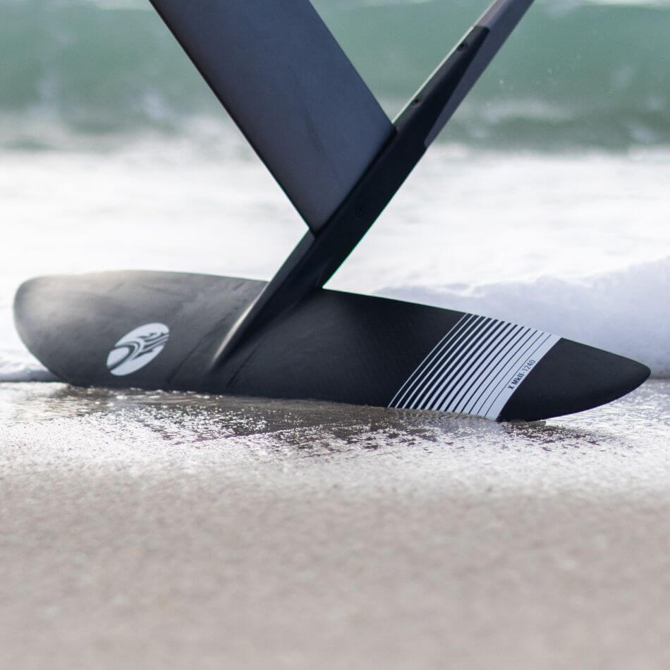 Foilboard nahe am Strand mit Wasserspritzern, ideal für Wassersport und Foiling-Aktivitäten.