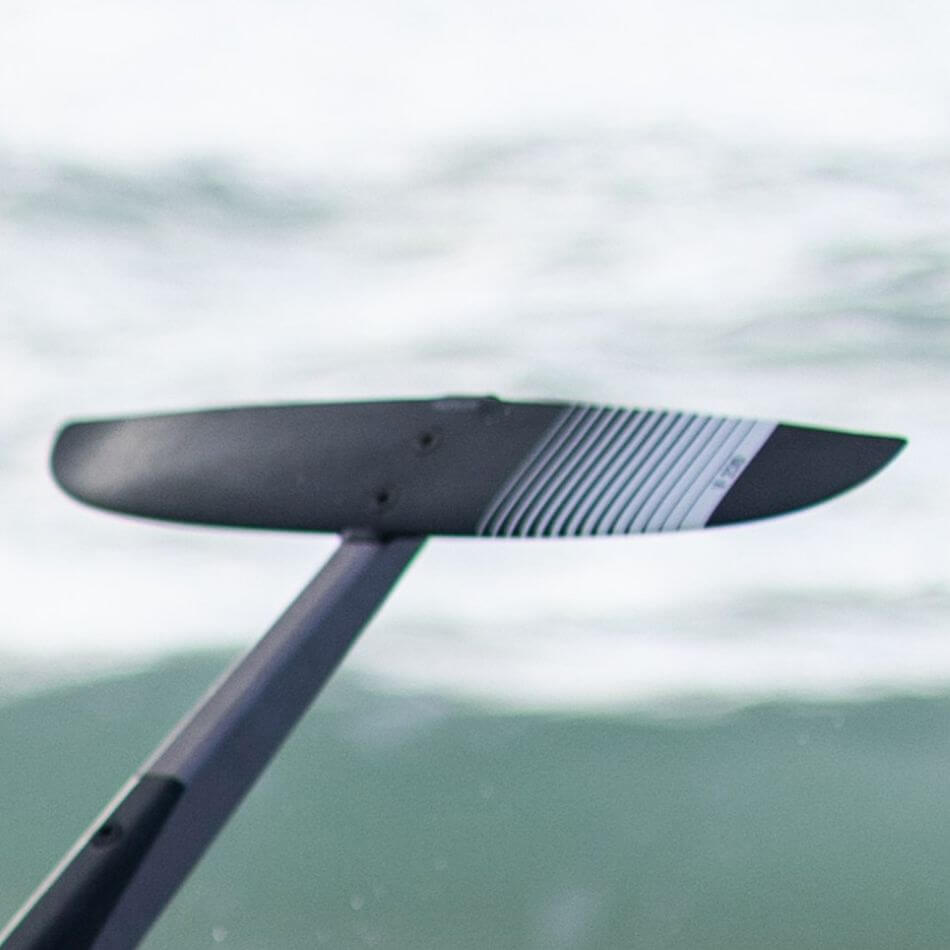 Nahaufnahme eines Hydrofoils, das über dem Wasser schwebt mit grafischer Oberfläche, ideal für Wassersport.