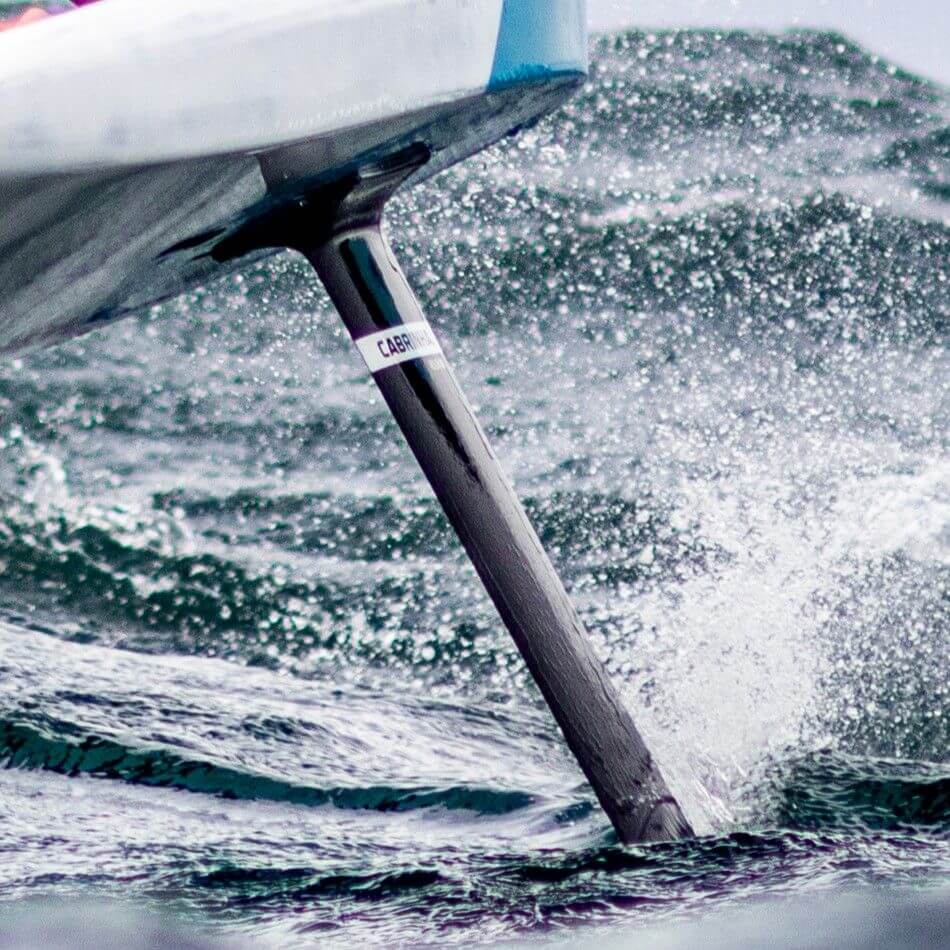 Foil eines Kiteboards, das durch die Wellen schneidet und Wasserspritzer erzeugt.